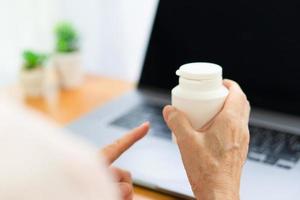 mujer sosteniendo una botella de medicina foto