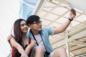 pareja ama a hombre y mujer con smartphone para tomar un selfie. foto