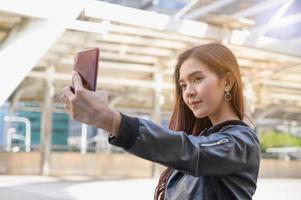 jóvenes hermosas mujeres asiáticas con smartphone