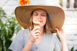mujer disfrutando de su cono de helado foto