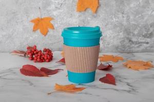 Bodegón de otoño con una taza de café o té para llevar. foto