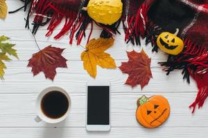 composición otoñal de hoja, calabaza, cuadros y pan de jengibre foto