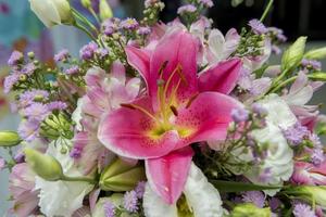 Cerca de un hermoso y colorido ramo de flores con lirios y rosas foto