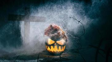 calabaza de halloween sobre fondo oscuro foto