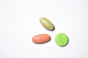 Close-up de pastillas sobre un fondo blanco.
