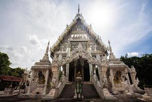 Monasterio en el distrito de Ban Kha, provincia de Ratchaburi, Tailandia foto