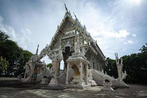 Monasterio en el distrito de Ban Kha, provincia de Ratchaburi, Tailandia foto