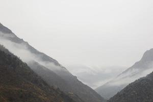 montañas en la niebla