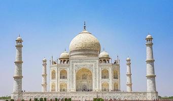 panorama del taj mahal en agra india con increíbles jardines simétricos. foto