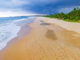 tormenta de nubes oscuras sobre el panorama del paisaje playa bentota sri lanka.