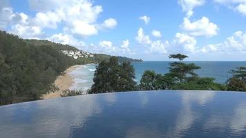 piscina al aire libre en un resort de vacaciones video