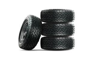 juego de neumáticos de coche de 4 ruedas diseñado para su uso en todas las condiciones de la carretera. foto