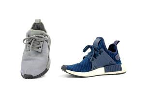 Zapatos deportivos de moda de colores gris y azul aislados sobre fondo blanco. foto