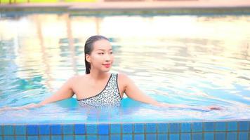 la giovane donna si diverte intorno alla piscina all'aperto video