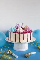 pastel de cumpleaños mesa azul. resolución y hermosa foto de alta calidad