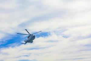 helicóptero militar sobrevuela el ferry y el mar hirtshals dinamarca. foto