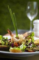 Ensalada de camarones asiáticos en restaurante. foto