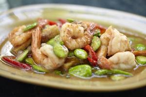 camarones picantes y judías verdes en comida tailandesa foto