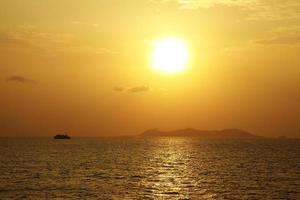 crucero y puesta de sol en el mar de tailandia foto