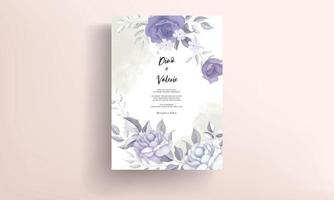 hermosa tarjeta de invitación de boda con decoración de flores moradas vector