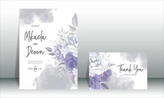 hermosa tarjeta de invitación de boda con decoración de flores moradas
