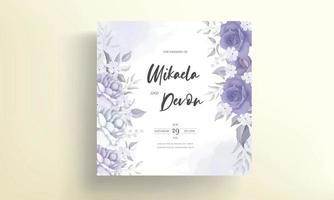 hermosa tarjeta de invitación de boda con decoración de flores moradas vector