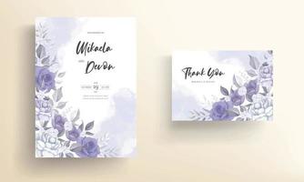 hermosa tarjeta de invitación de boda con decoración de flores moradas vector