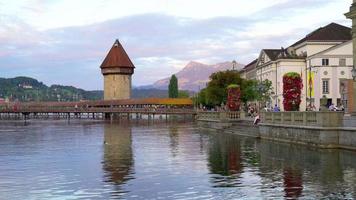 ciudad de lucerna con lago en suiza