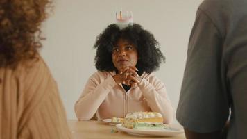 kvinna äter födelsedagstårta och pratar med man och flicka