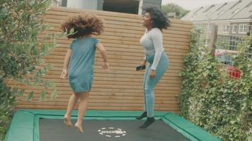 meisje en vrouw springen op trampoline video