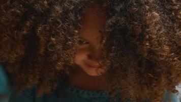 Close up of girl levant la tête et sourit dans l'objectif video