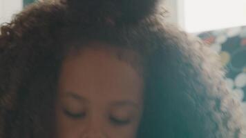 Close up of girl sitting on floor jouant avec des briques de construction video