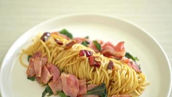 roergebakken spaghetti met bacon en chili video