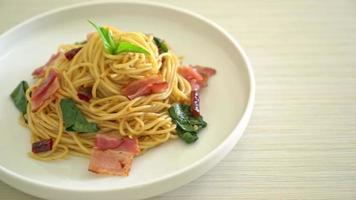 roergebakken spaghetti met bacon en chili video