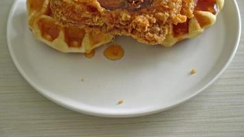 frango frito com waffles video