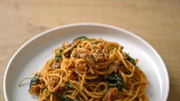 stir-fried spaghetti with clam and chili paste video