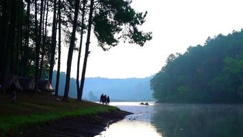 morgonsoluppgång vid pang oung i mae hong son, thailand video