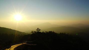 timelapse zonsopgang met berglaag in thailand video