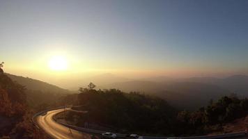 lever ou coucher de soleil avec une belle route et une couche de montagne video