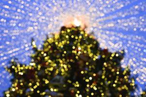 árbol de navidad luces brillantes decoradas foto