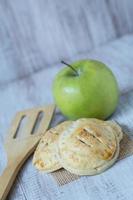 tartas de manzana con espátula y fruta verde foto