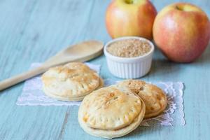 manzanas rojas y pasteles de mano con azúcar sin refinar foto