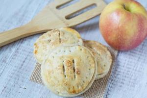 Tartas de manzana con espátula cerrar foto