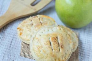 Cerrar tartas de manzana y espátula foto