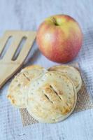 tartas de manzana con espátula foto