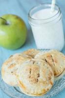 Tartas de mano de manzana de otoño con leche cerrar foto