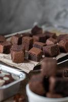 pastel de brownie de chocolate, postre con leche foto