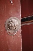 Aldaba de la puerta de la casa naxi de la antigua ciudad de baisha en lijiang yunnan china foto