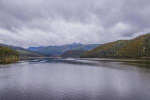 Lago en el parque nacional pudacuo en shangri la, provincia de yunnan, china foto