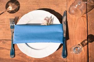 instalación de mesa de decoración de eventos, textura de madera, al aire libre foto